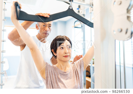 Personal gym Middle-aged women 98266530