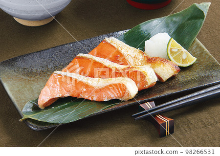 3 slices of grilled salmon belly 3 slices of grilled salmon belly 98266531