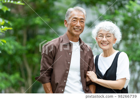 middle couple travel 98266739