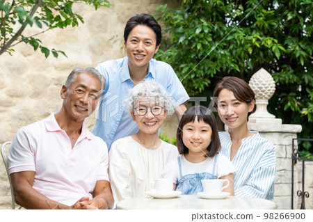 Three generation family parent and child 98266900