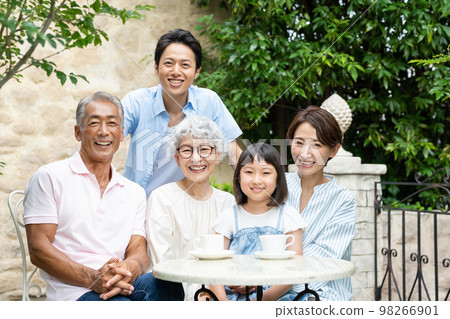 Three generation family parent and child 98266901