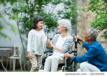 Nursing care child senior couple 98266906