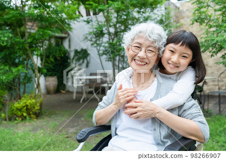 輪椅高級婦女和女孩 98266907