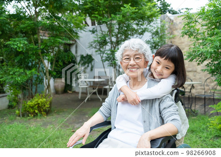 輪椅高級婦女和女孩 98266908