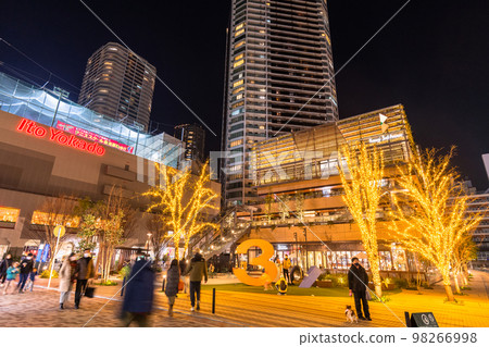 “神奈川縣”塔樓公寓的夜景/武藏小杉站周圍的城市景觀 98266998