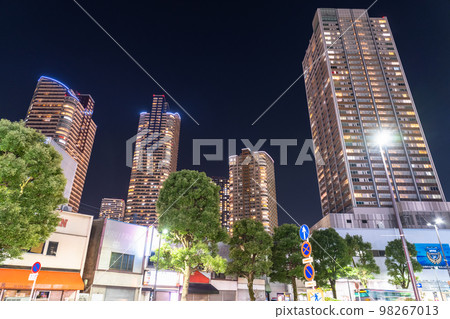 “神奈川縣”塔樓公寓的夜景/武藏小杉站周圍的城市景觀 98267013