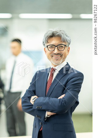 business middle businessman 98267122