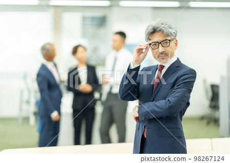 業務中間商 98267124