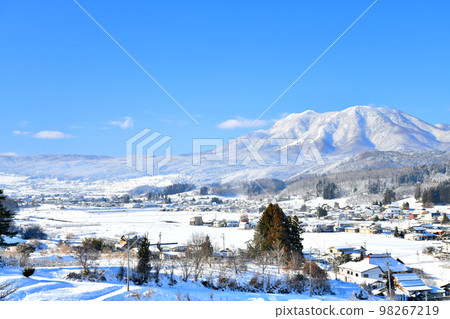 View of Mt. Iizuna (Mt. Iizuna) and Mt. Reisenji from Iizuna Town Imogawa (Iizuna Town, Nagano Prefecture) [January 2023] 98267219