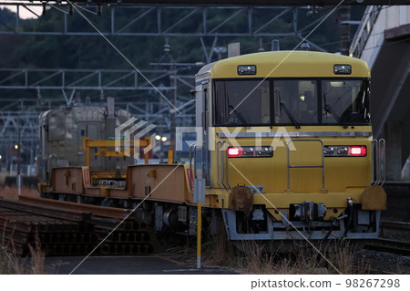 Railroad vehicles that carry railroad tracks Railroad vehicles that carry railroad tracks 98267298