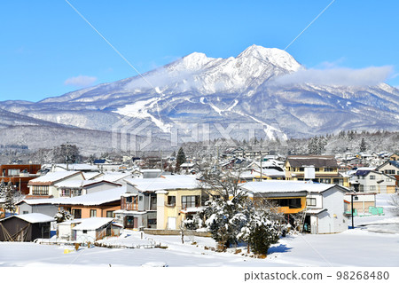Looking towards Mt. Myoko from near Kurohime Station (Shinano Town, Nagano Prefecture) [January 2023] 98268480