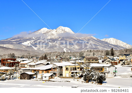 從黑姬站附近眺望妙高山（長野縣信濃町）[2023年1月] 98268481