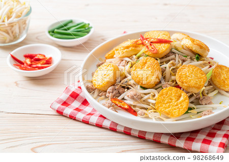 stir-fried bean sprout, egg tofu and minced pork 98268649