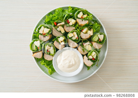 vegetables wrap or salad rolls with creamy salad sauce 98268808