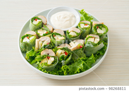 vegetables wrap or salad rolls with creamy salad sauce 98268811