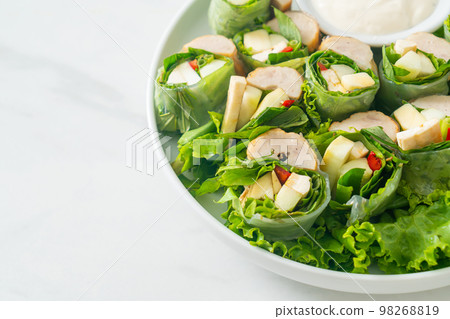 vegetables wrap or salad rolls with creamy salad sauce 98268819