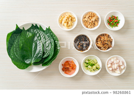Miang kham - A royal leaf wrap appetizer 98268861