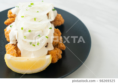 Snow Onion Chicken or Fried Chicken with Creamy Onions Sauce Snow Onion Chicken or Fried Chicken with Creamy Onions Sauce 98269325