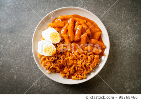 Rabokki (Ramen or Korean instant noodle and Tteokbokki) in spicy korean sauce Rabokki (Ramen or Korean instant noodle and Tteokbokki) in spicy korean sauce 98269466