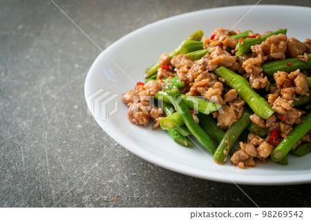 stir-fried french bean or green bean with minced pork 98269542