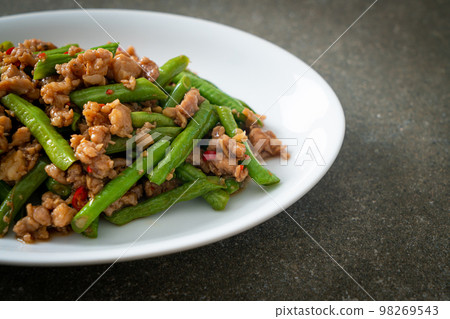 stir-fried french bean or green bean with minced pork 98269543