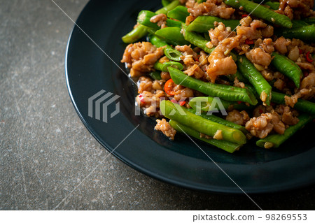 stir-fried french bean or green bean with minced pork 98269553