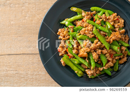 stir-fried french bean or green bean with minced pork 98269559