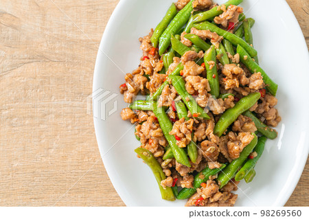 stir-fried french bean or green bean with minced pork 98269560