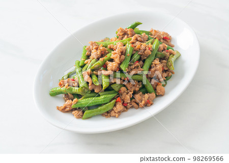 stir-fried french bean or green bean with minced pork 98269566