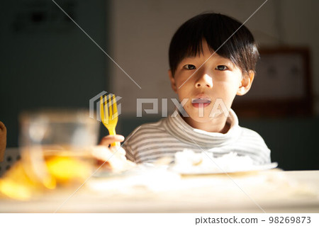 吃一頓飯的小男孩生活方式形象 98269873