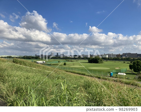 埼玉縣川口市荒川堤的天空圖案(從堤岸看向赤羽) 埼玉縣川口市荒川堤的天空圖案(從堤岸看向赤羽) 98269903
