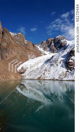A mountain lake with emerald water is like mirror 98270484