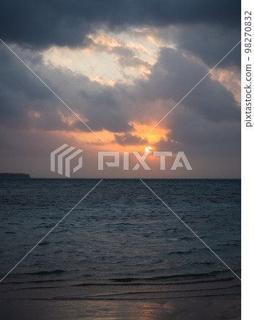 Sunrise scenery by the beach Sunrise scenery by the beach 98270832