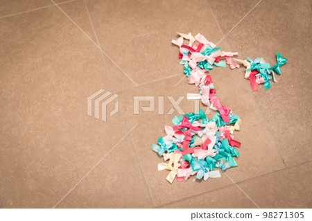 用絲帶裝飾的音符 98271305