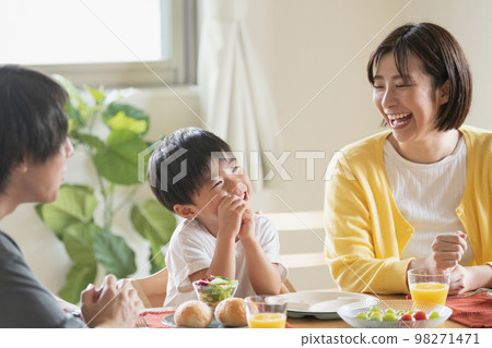 Family dining table, smiling family image 98271471