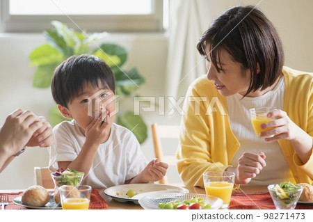 Family dining table, smiling family image Family dining table, smiling family image 98271473