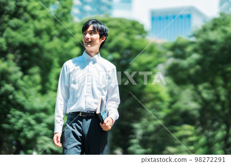 A businessman who does sales inside and outside the strong sunlight 98272291