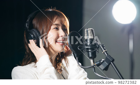 女歌手在錄音室錄音 女歌手在錄音室錄音 98272382