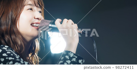 一個女人在聚光燈下唱歌現場演唱會卡拉OK 一個女人在聚光燈下唱歌現場演唱會卡拉OK 98272411