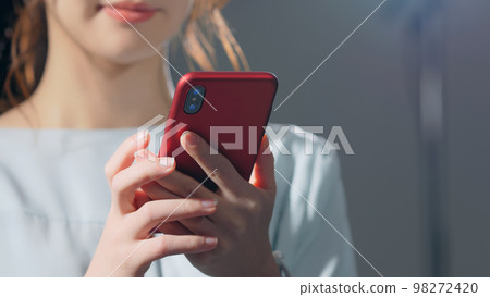 使用智慧型手機的女人 98272420