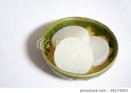 Daikon simmered in kombu dashi and home-made bowls 98274003