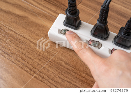 用手關掉節電龍頭 用手關掉節電龍頭 98274379