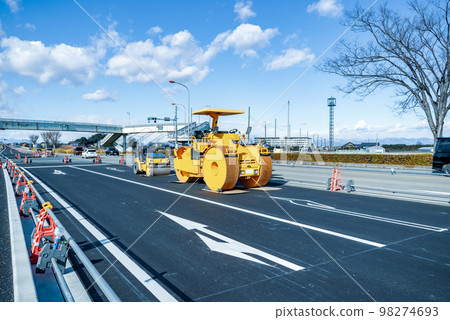 努力增加主幹道 17 號國道上武道向下的車道數 2022.12 底部 c-4 冷色 努力增加主幹道 17 號國道上武道向下的車道數 2022.12 底部 c-4 冷色 98274693