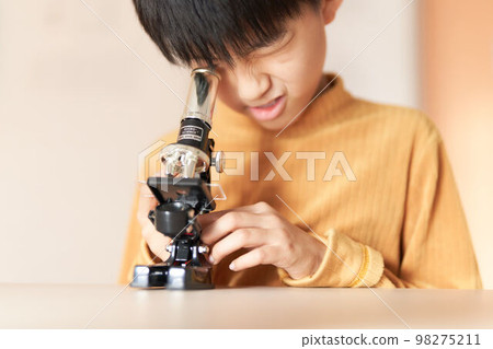 看顯微鏡的小學生生活方式圖片 看顯微鏡的小學生生活方式圖片 98275211