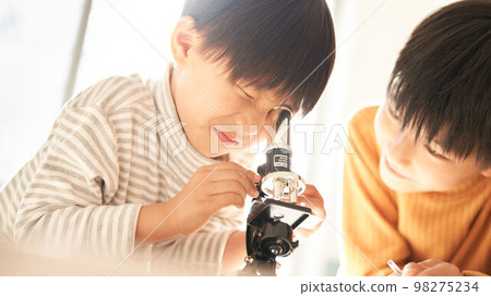 兩個男孩興致勃勃地看著顯微鏡 生活方式圖片 98275234