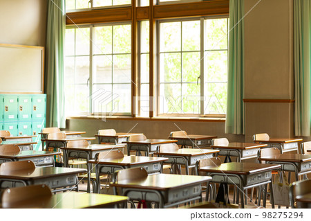 空蕩蕩的學校教室 98275294