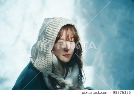 冬天的風景和女人 冬天的風景和女人 98276356