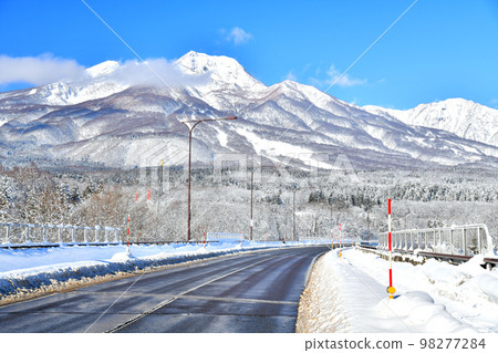 從信越橋眺望妙高山（新潟縣妙高市）【2023年1月】 98277284