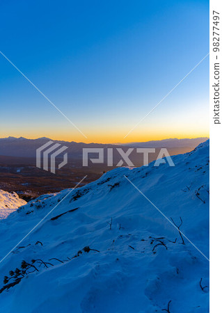 [Sunset material] Sunset seen from Kita Yokodake in winter [Nagano Prefecture] 98277497