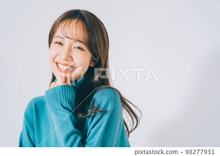 穿藍色針織衫的女人 98277931